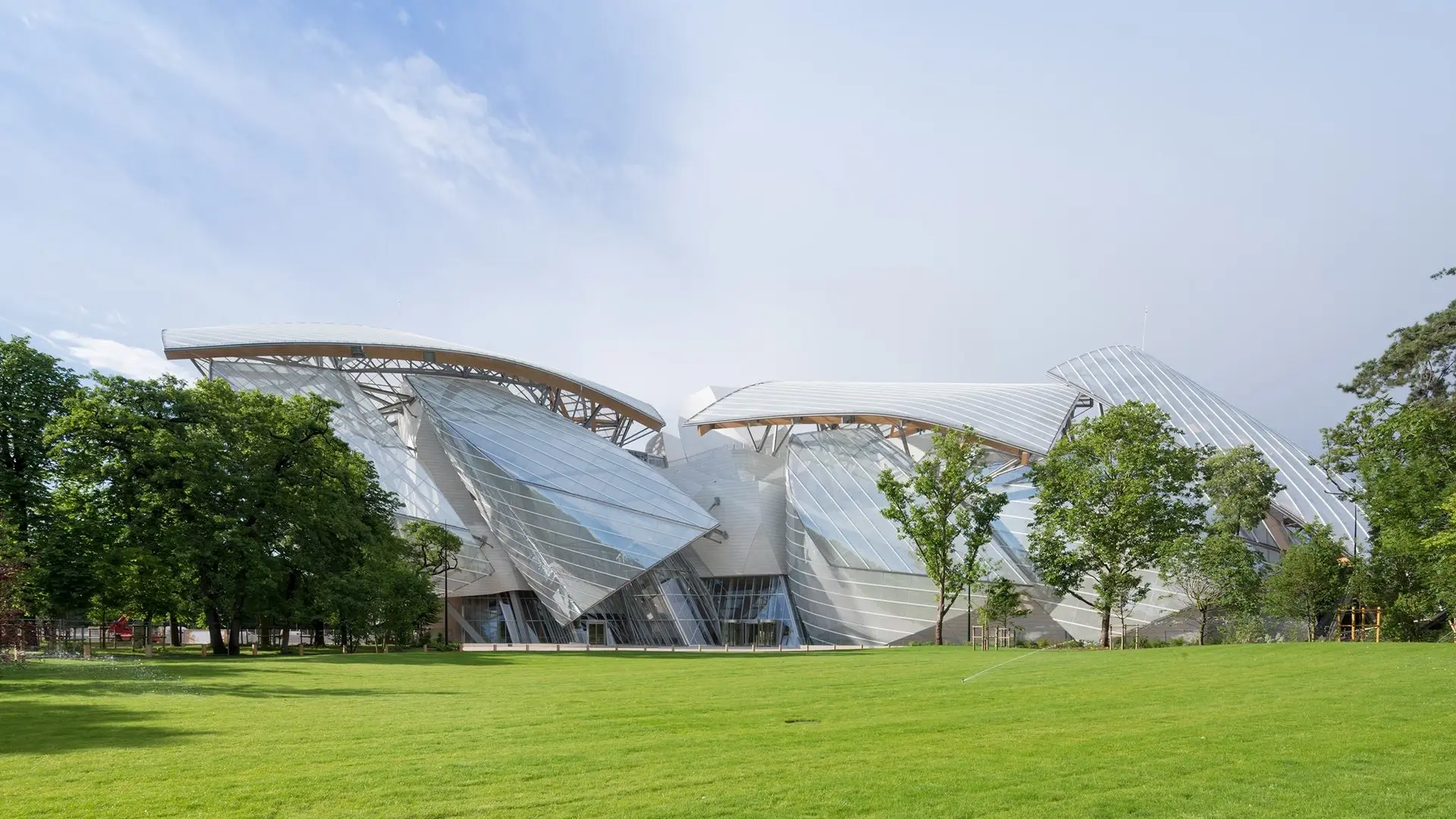 The Louis Vuitton Foundation building with nature surrounding it.